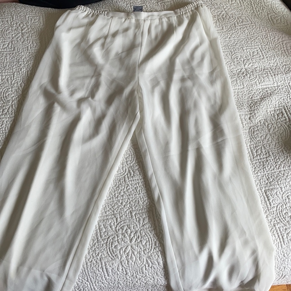 White flowy pants, elastic waist